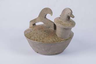 灰釉水鳥紐蓋付平瓶（諏訪市有形文化財）